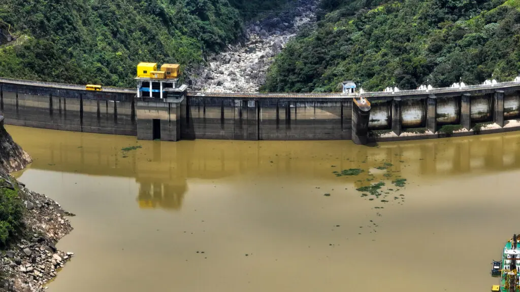 Ecuador restablece suministro de energía tras apagón masivo por fallo en hidroeléctrica