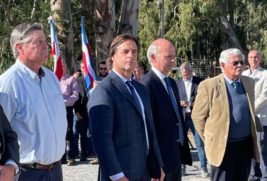 Lacalle autorizó estaciones de servicio de suplente Javier García y de sobrino de intendente del Partido Nacional