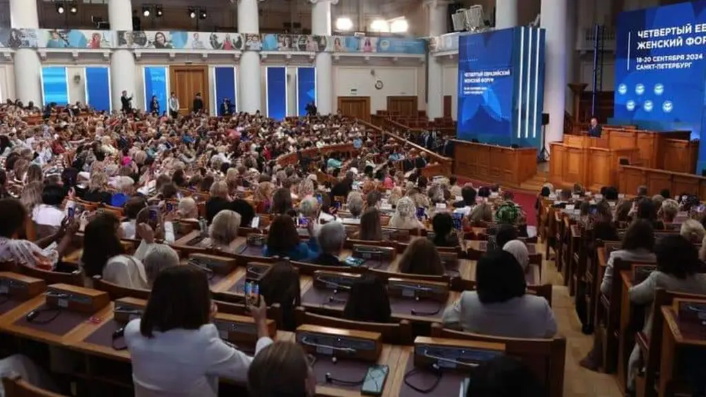 Concluye IV foro de mujeres euroasiáticas y el I foro de mujeres BRICS