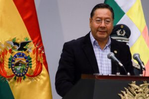 El presidente boliviano, Luis Arce, dice que “no se puede pretender” buscar candidaturas políticas con el bloqueo de vías