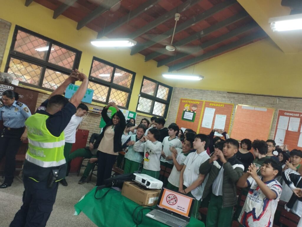 Con charlas informativas, policías advierten a estudiantes de Cordillera sobre los daños que causan las drogas