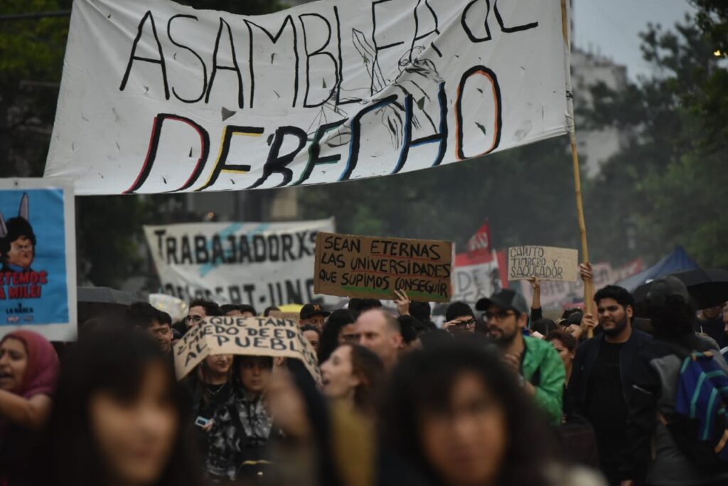 Masiva marcha estudiantil en rechazo al desfinanciamiento universitario