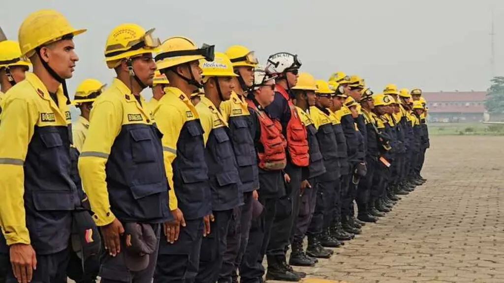 Más de 55 bomberos venezolanos llegan a Santa Cruz, Bolivia