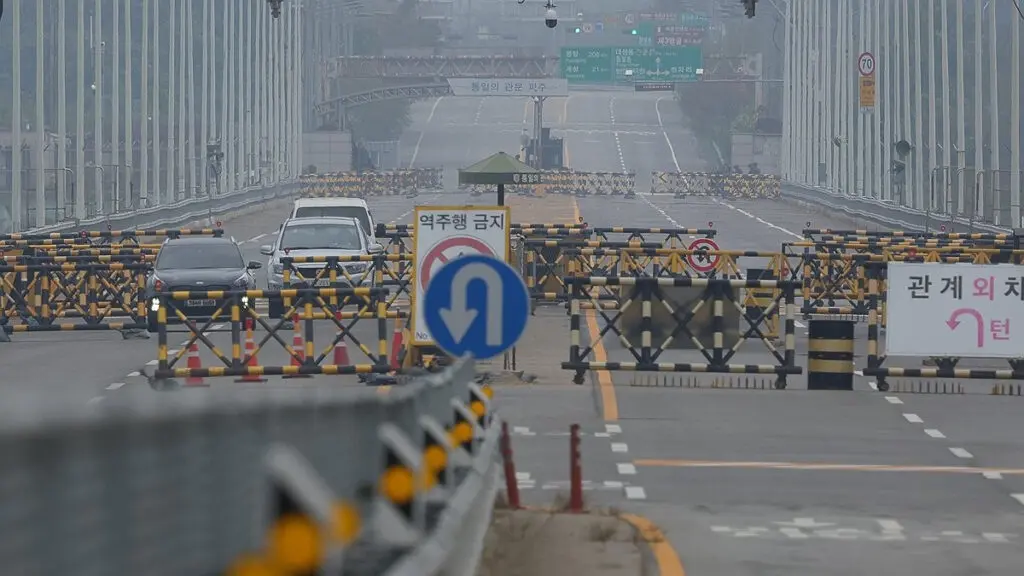 Corea del Norte detona tramos de las carreteras que la conectan con el sur