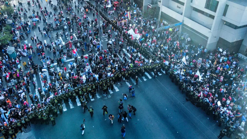 Reprimen a manifestantes durante el paro general de transportistas en Perú