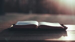 8 razones para predicar a través de los libros de la Biblia