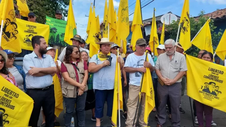 Tribunal salvadoreño suspende juicio contra ambientalistas