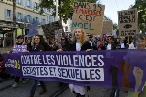 Manifestantes en Francia exigen nueva ley contra la violencia machista