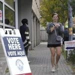 Estados Unidos blinda centros de votación con drones, cristales antibalas y un botón del pánico