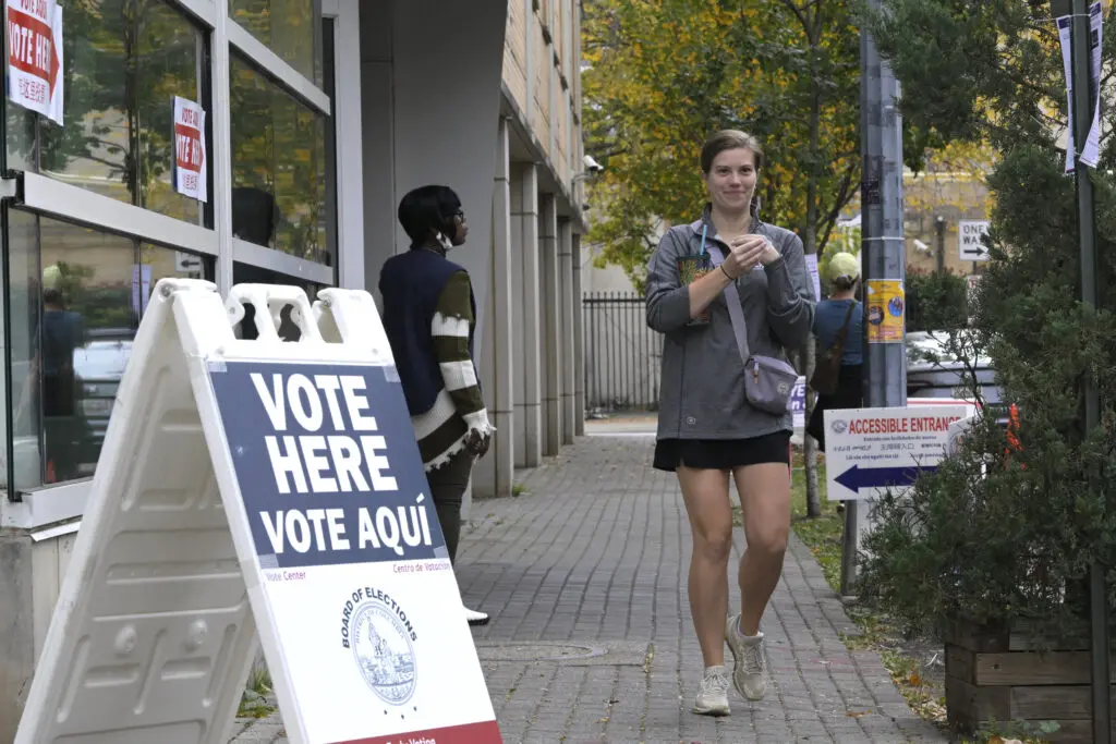 Estados Unidos blinda centros de votación con drones, cristales antibalas y un botón del pánico