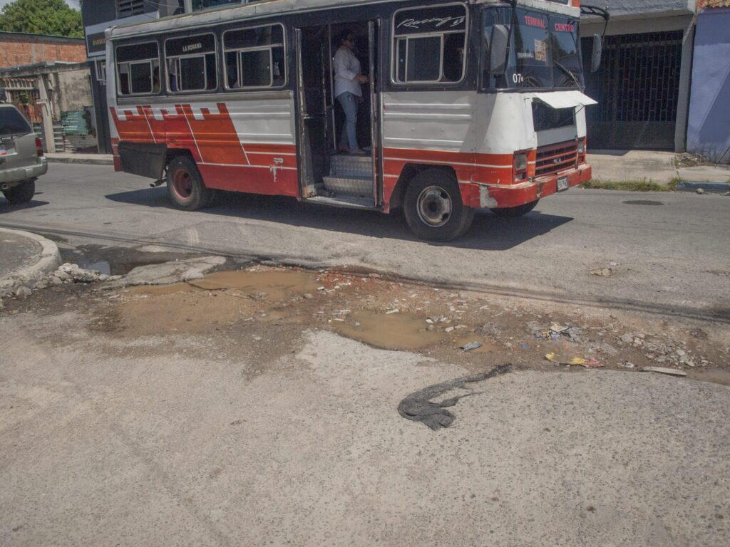 Huecos por doquier en calles de Piñonal