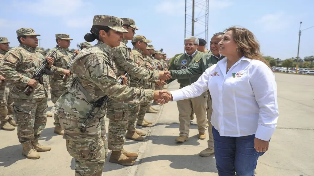 Gobierno de Perú despliega 5.600 militares para garantizar seguridad ciudadana