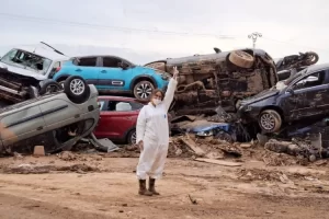 Venezolana teje esperanza en medio de la tragedia de la DANA