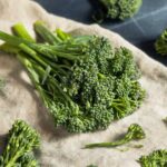 Broccolini o Bimi salteado con espinacas y piñones