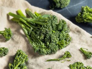 Broccolini o Bimi salteado con espinacas y piñones