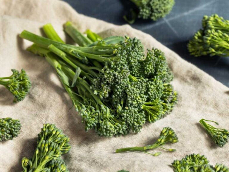 Broccolini o Bimi salteado con espinacas y piñones