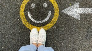 No busques la felicidad según el mundo, busca el gozo en Cristo.