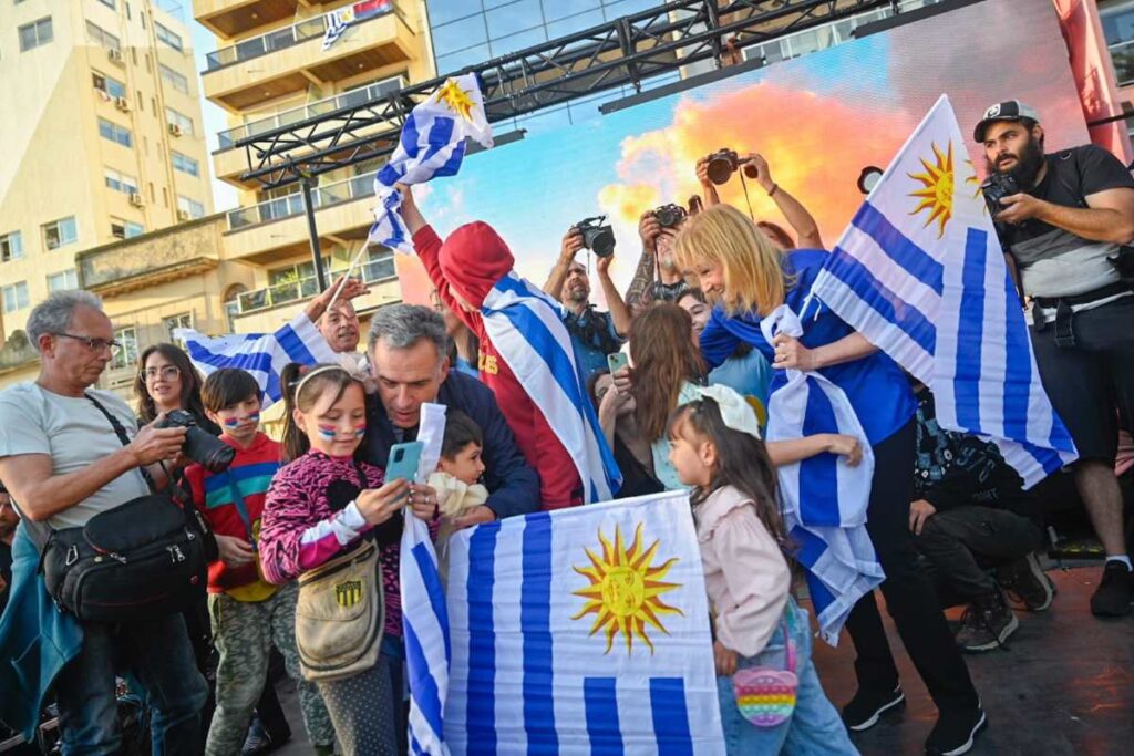 Orsi y Cosse lideran multitudinario acto en la rambla, reafirmando el “cambio seguro” para Uruguay