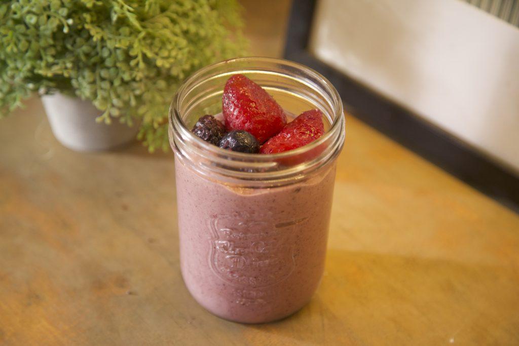 Batido de Frutos rojos Aguacate chia y Leche de Avena