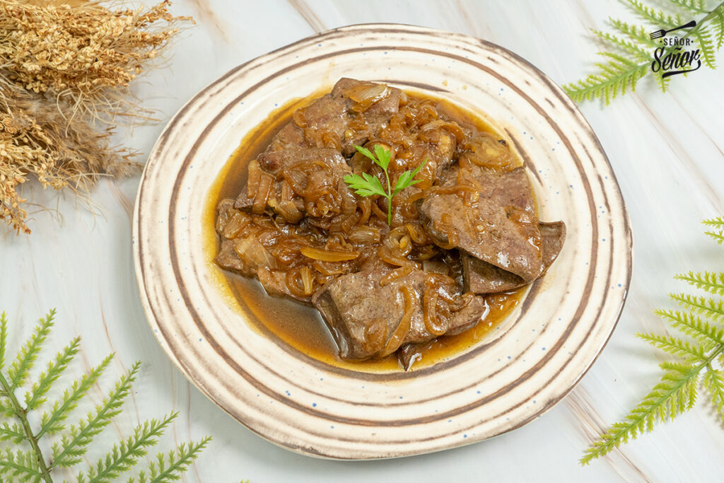 Higado encebollado. Receta tradicional