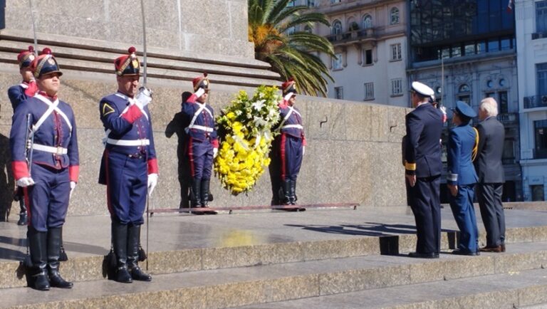 Comitiva argentina y uruguaya rindieron homenaje a sus héroes