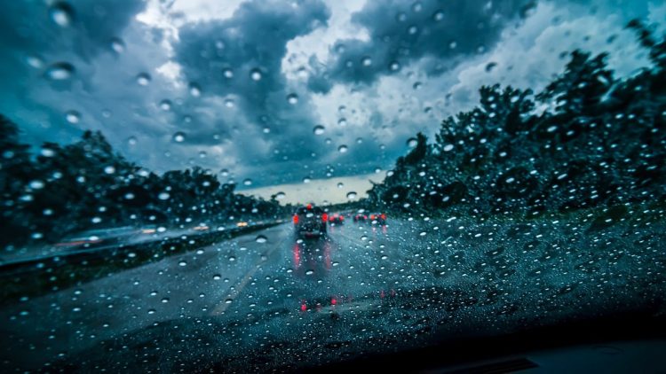 Domingo inicia con tormentas, lluvias y vientos fuertes