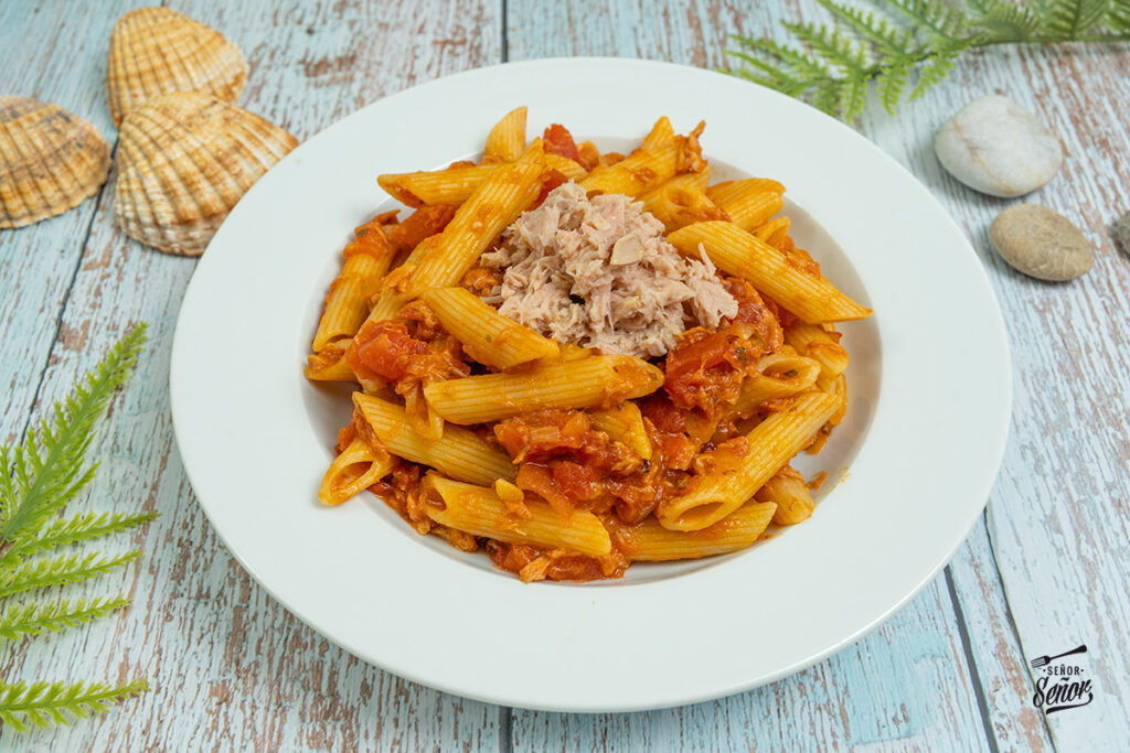 Macarrones con atún. Receta fácil