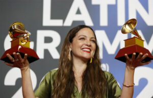 Natalia Lafourcade se posiciona como la cantante latina con más Grammys de la historia