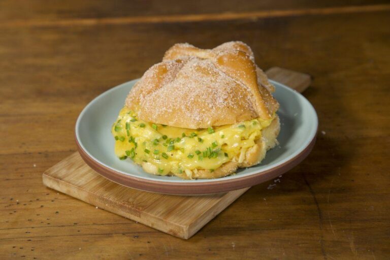 Sándwich de Huevo en Pan de Muerto