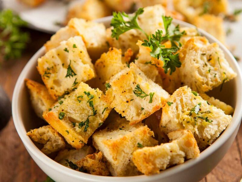 Picatostes de pan o croutons caseros: en sartén, horno o freidora de aire