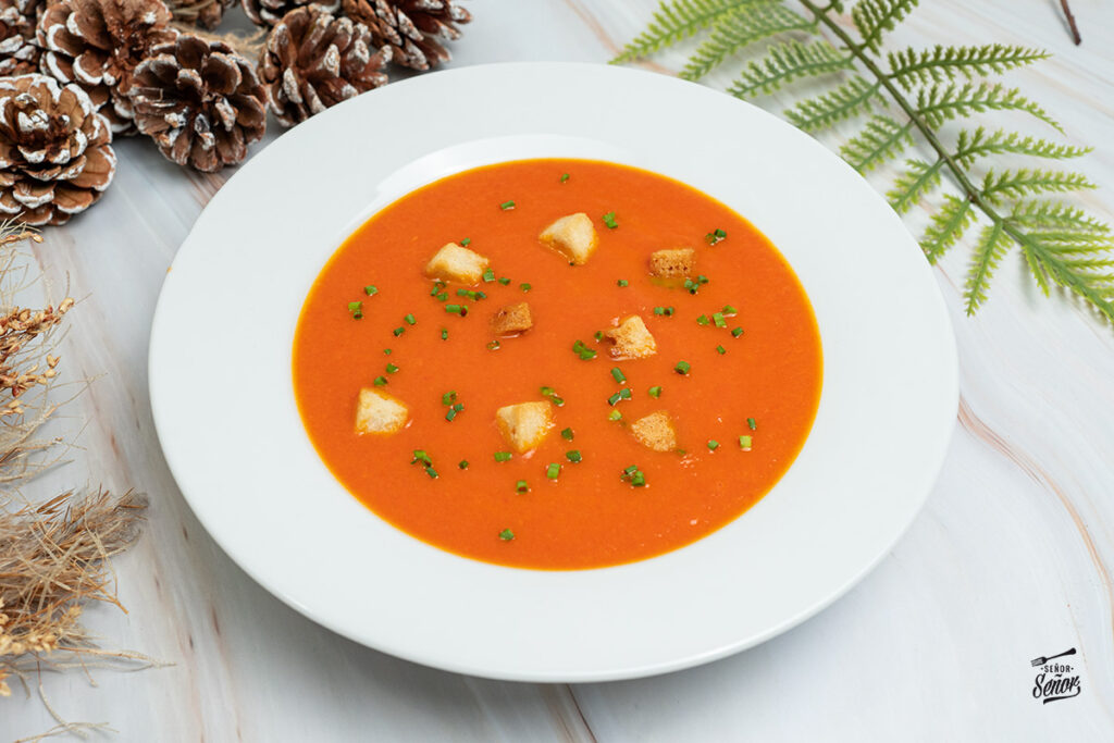 Sopa de tomate. Receta fácil y tradicional