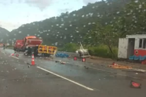 Fuertes accidentes de tránsito cobran la vida de un conductor y provocan colapso vial en la Gran Mariscal de Ayacucho
