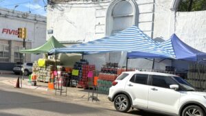 Vendedores ocupan lugares de veredas y calles / Vecinos se quejan porque el centro se transforma en “tierra de nadie”