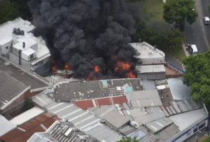 Montevideo / Incendio en depósito de cubiertas se extendió a edificio lindero
