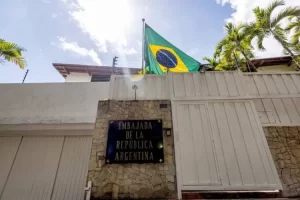 Omar González: continúa el asedio a la embajada de Argentina