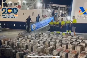 Incautados 3.300 kilos de cocaína en un pesquero con nueve tripulantes venezolanos hacia España