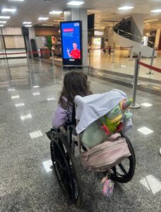 Una imagen que duele: así retorna niña sobriviente de accidente en San Bernardino a Alemania