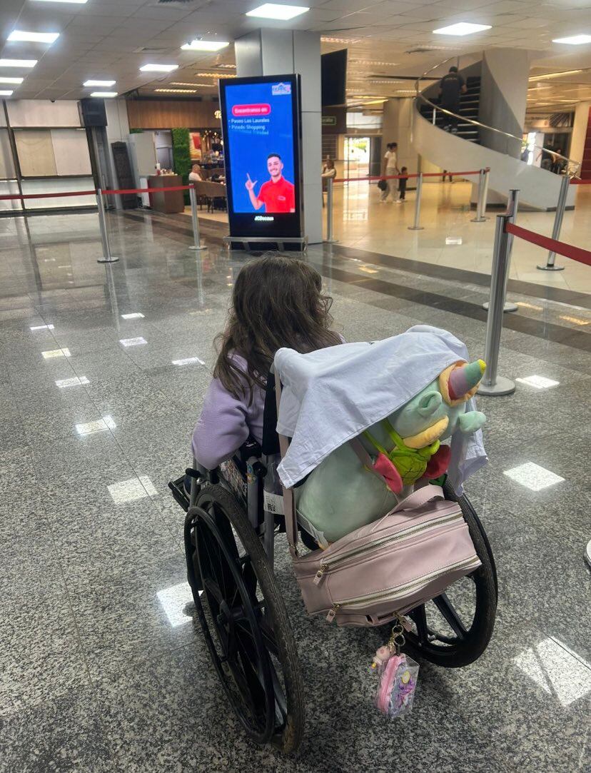 Una imagen que duele: así retorna niña sobriviente de accidente en San Bernardino a Alemania