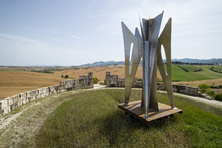 Fue inaugurada la escultura “Mariposa de la vida”, de Pablo Atchugarry