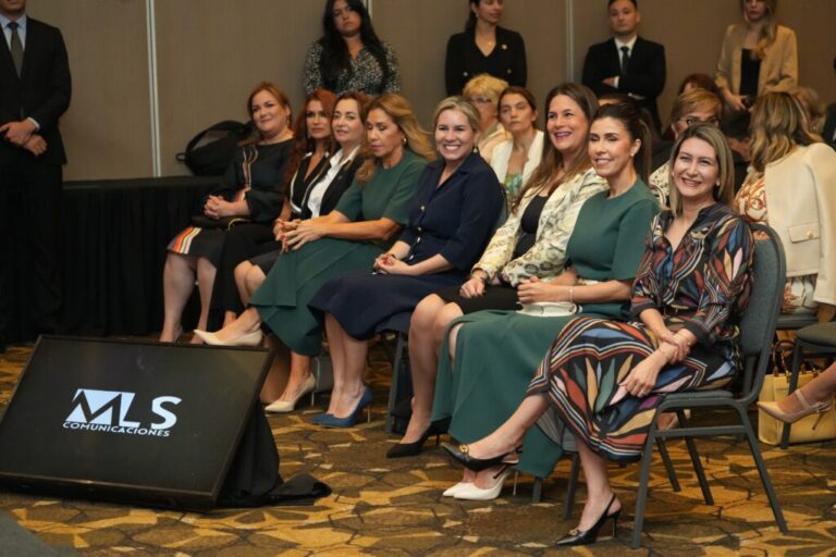 MINISTRA DE TURISMO FUE GALARDONADA ENTRE LAS “100 MUJERES DE PODER” DEL PARAGUAY