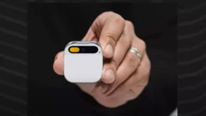 Humane PIN: qué es, por qué fracasó y cómo quiere reflotar su primer desarrollo el creador de OpenAI