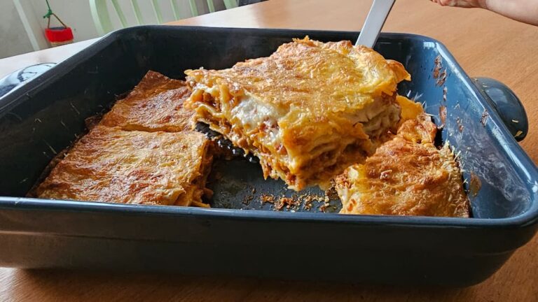 Lasaña de Carne con Bechamel: VIDEO paso a paso fácil + trucos para una lasaña crocante y deliciosa