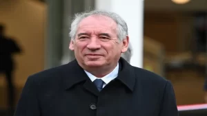 Izquierda francesa presentará moción de censura contra nuevo primer ministro François Bayrou