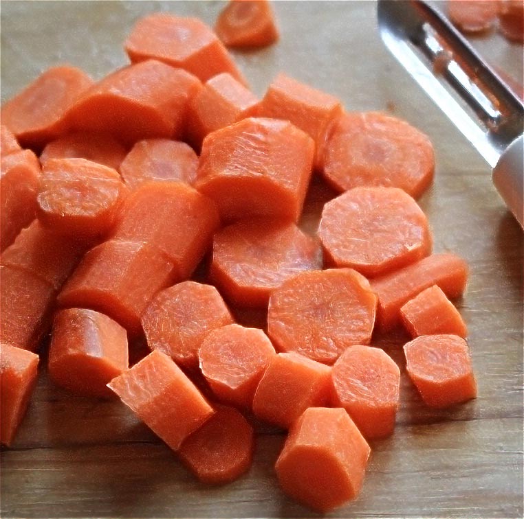 Sopa de pasta rotelle con pollo y verduras para niños