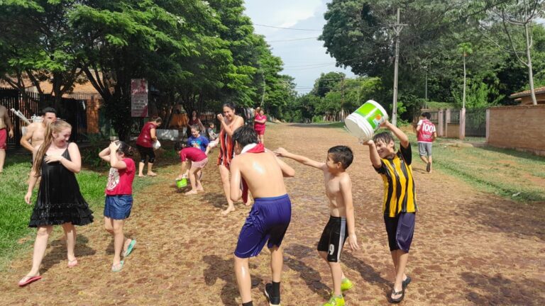 San Juan Bautista: vecinos del barrio Santa Clara, para aliviar el intenso calor, decidieron jugar al tradicional “carnaval”