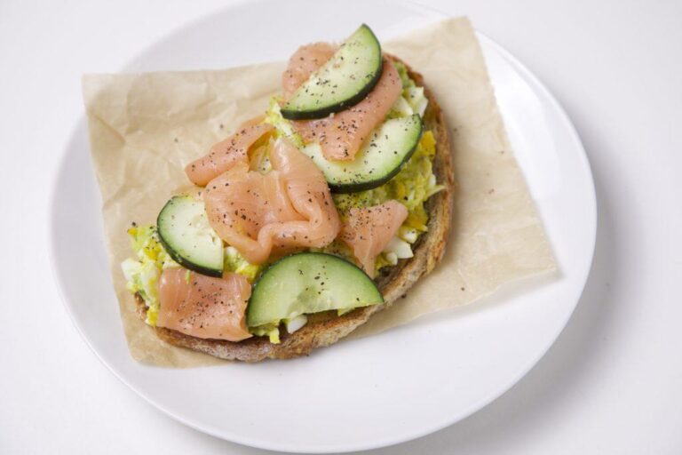 Tostado de Aguacate con Huevo Pepino y Salmon Ahumado
