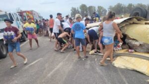 Pergamino: muere camionero en un vuelco en la ruta 8 y saquean la carga que transportaba