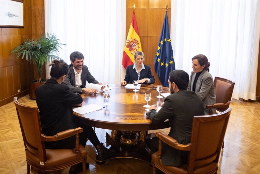 Ministros de Sumar exigen al PSOE la aprobación urgente de la reducción de jornada en el Congreso