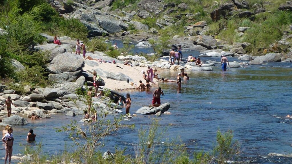 Córdoba: un joven de América se arrojó al río y murió al golpear su cabeza contra una piedra