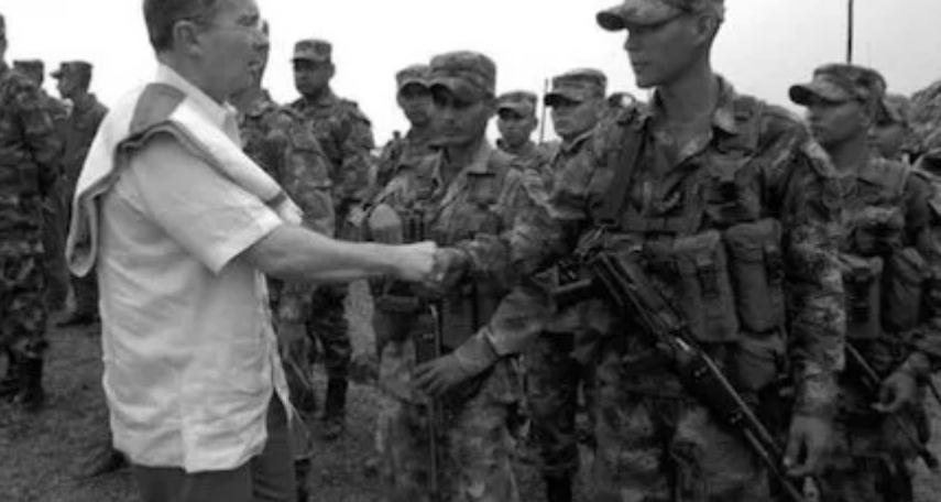 Colombia | La devastadora huella de la invasión de EE. UU. a Irak y el respaldo de Álvaro Uribe: un legado que persiste, según articulo de la fundación Pares